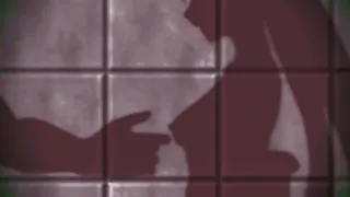 Ragazza non identificata con i capezzoli stuzzicati